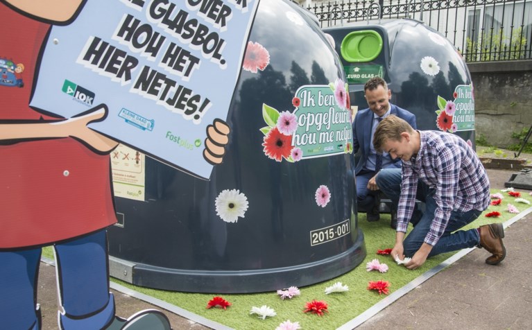 Bloemetjes rond glasbollen moeten sluikstorters weghouden
