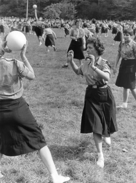 Van pofbroeken tot riemen als flesopeners: deze geheimen gaan schuil achter historische uniformen van Scouts, Chiro en KSA