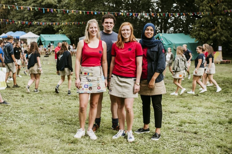 Van pofbroeken tot riemen als flesopeners: deze geheimen gaan schuil achter historische uniformen van Scouts, Chiro en KSA