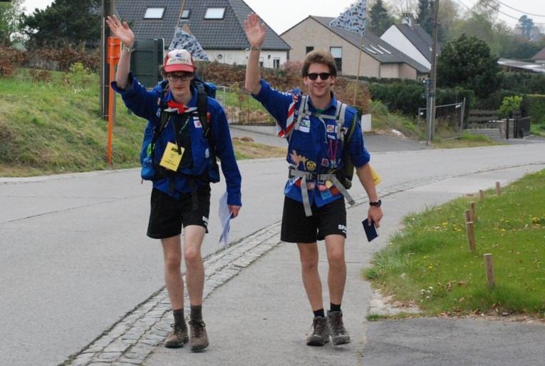 Van pofbroeken tot riemen als flesopeners: deze geheimen gaan schuil achter historische uniformen van Scouts, Chiro en KSA