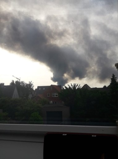 Zware bedrijfsbrand in Overpelt: rook is tot kilometers ver te zien