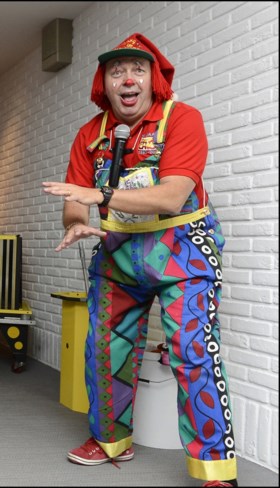 Tiende seizoen van ‘Met vier in bed’ start met Vlaanderens bekendste clown Papa Chico
