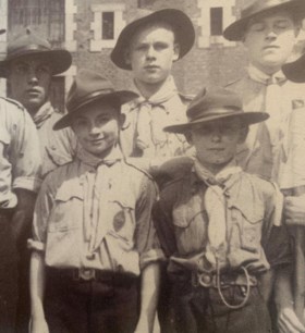 Van pofbroeken tot riemen als flesopeners: deze geheimen gaan schuil achter historische uniformen van Scouts, Chiro en KSA