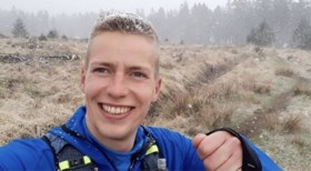 ‘Respectloze’ fan die Turkse speler een afwasborstel onder de neus duwt, blijkt… een Belgische toerist te zijn