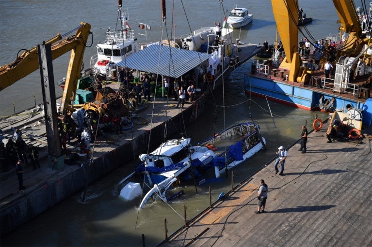 Politie haalt gezonken boot in Boedapest uit het water
