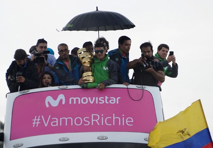 Giro-winnaar Carapaz krijgt warme ontvangst in Ecuador: duizenden fans juichen nationale held toe in optocht
