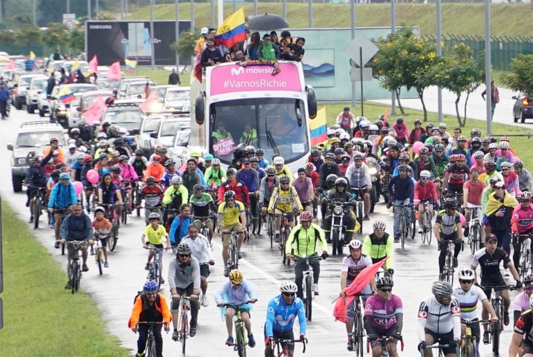 Giro-winnaar Carapaz krijgt warme ontvangst in Ecuador: duizenden fans juichen nationale held toe in optocht