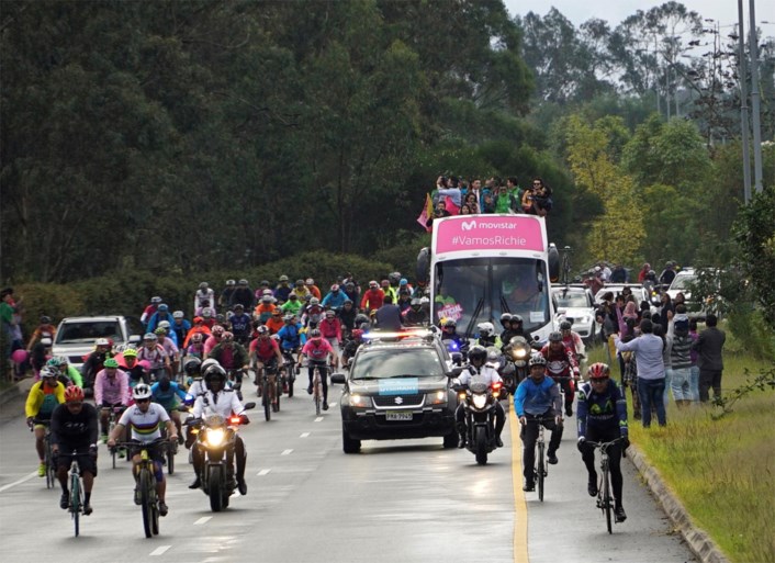 Giro-winnaar Carapaz krijgt warme ontvangst in Ecuador: duizenden fans juichen nationale held toe in optocht