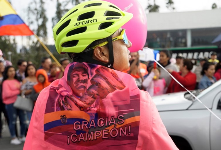 Giro-winnaar Carapaz krijgt warme ontvangst in Ecuador: duizenden fans juichen nationale held toe in optocht