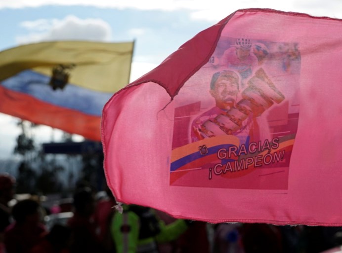 Giro-winnaar Carapaz krijgt warme ontvangst in Ecuador: duizenden fans juichen nationale held toe in optocht