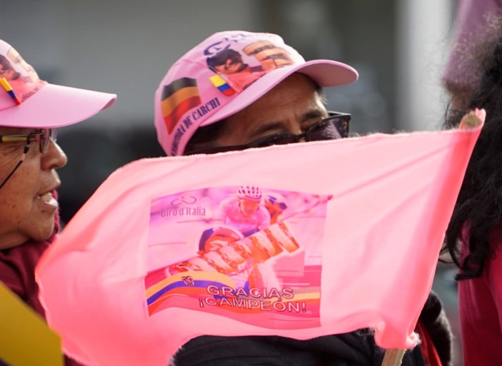 Giro-winnaar Carapaz krijgt warme ontvangst in Ecuador: duizenden fans juichen nationale held toe in optocht