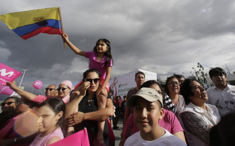 Giro-winnaar Carapaz krijgt warme ontvangst in Ecuador: duizenden fans juichen nationale held toe in optocht