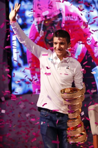 Giro-winnaar Carapaz krijgt warme ontvangst in Ecuador: duizenden fans juichen nationale held toe in optocht