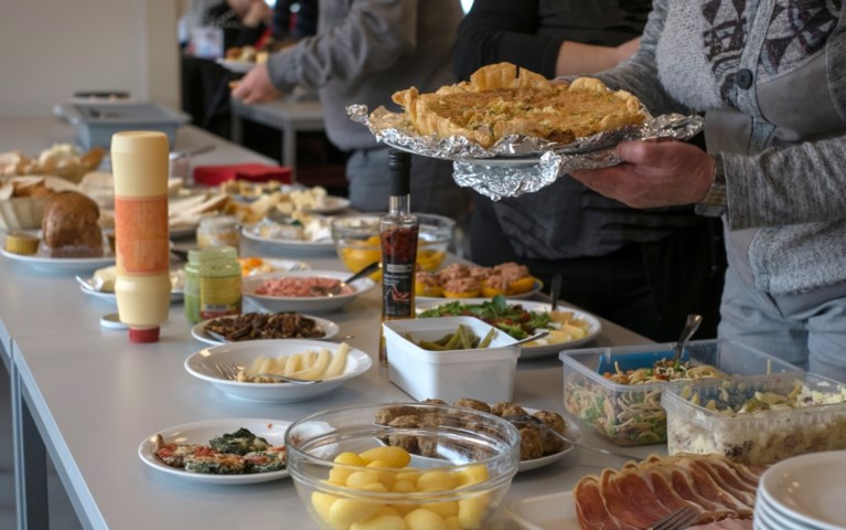 Jan tuiniert bij Mieke, Mieke helpt Hilde bij haar administratie en Hilde geeft haar eettafel aan Jan: hoe Vlamingen diensten ruilen