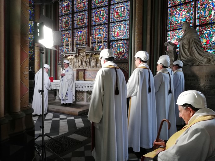 Priesters met helmen houden eerste misviering sinds brand in Notre-Dame
