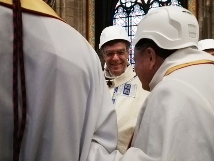 Priesters met helmen houden eerste misviering sinds brand in Notre-Dame