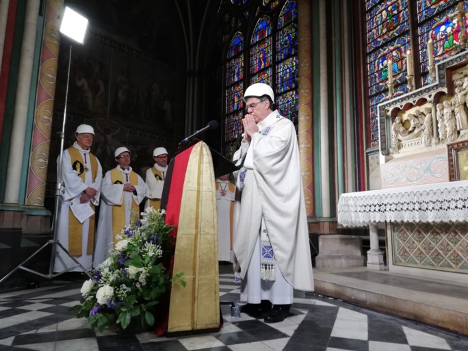 Priesters met helmen houden eerste misviering sinds brand in Notre-Dame