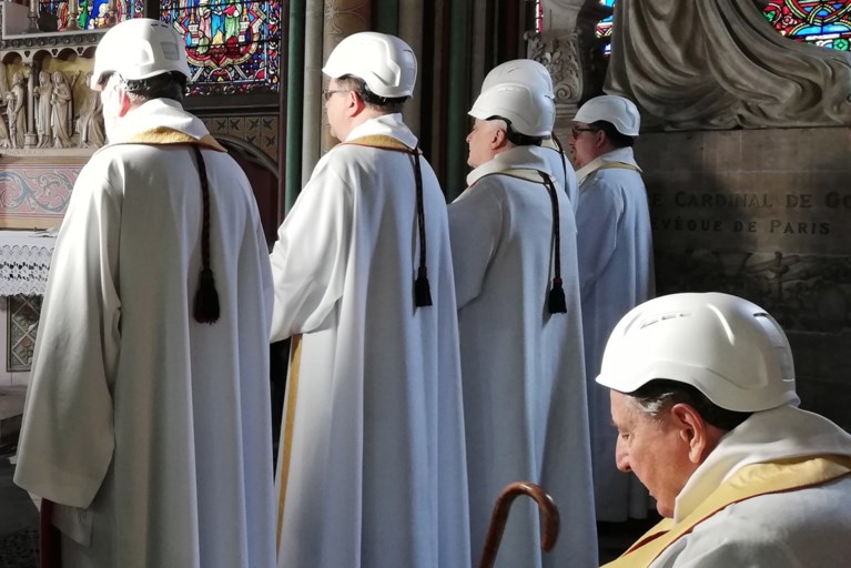 Priesters met helmen houden eerste misviering sinds brand in Notre-Dame
