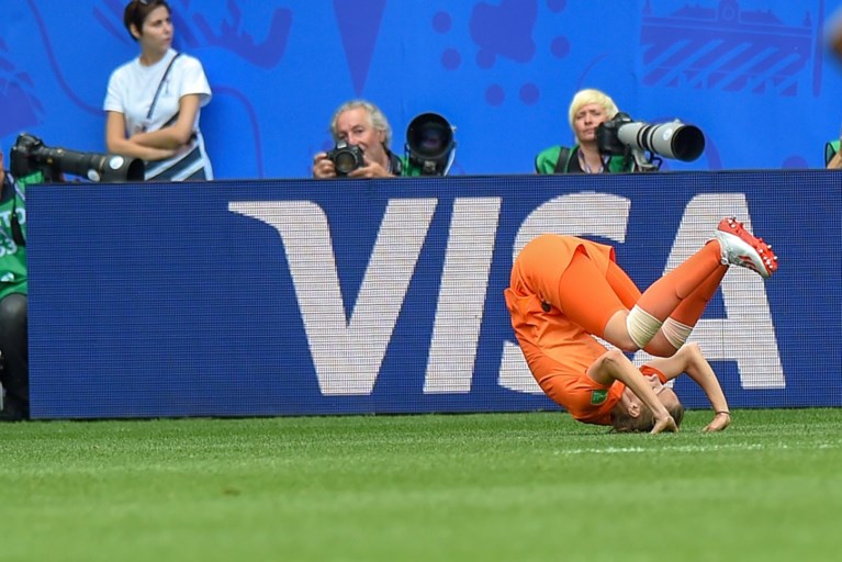 Nederland bereikt na zege tegen Kameroen achtste finales op WK vrouwenvoetbal