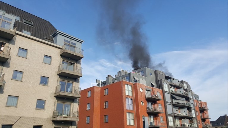 Dertig bewoners geëvacueerd door brand in parkeergarage: rookpluim ver zichtbaar