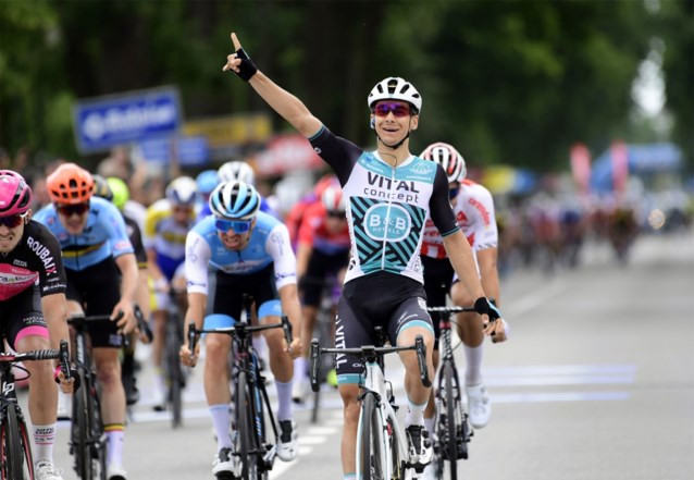 Bryan Coquard wint met overmacht hectische sprint in slotetappe, Remco Evenepoel pakt eindklassement Baloise Belgium Tour
