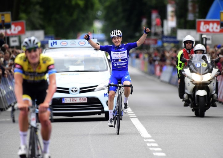 Bryan Coquard wint met overmacht hectische sprint in slotetappe, Remco Evenepoel pakt eindklassement Baloise Belgium Tour