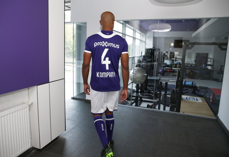 Dit zijn de nieuwe shirts van Anderlecht: Vincent Kompany draagt nummer 4, achter de schermen bij zijn eerste fotoshoot