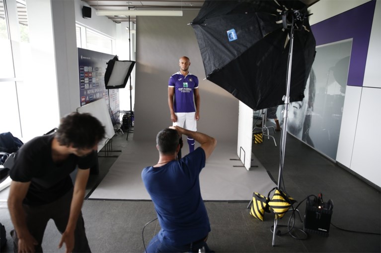 Dit zijn de nieuwe shirts van Anderlecht: Vincent Kompany draagt nummer 4, achter de schermen bij zijn eerste fotoshoot