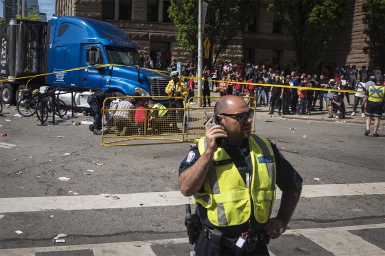 Schietincident zorgt even voor paniek bij 2 miljoen fans maar parade van NBA-kampioen door Toronto gaat gewoon door