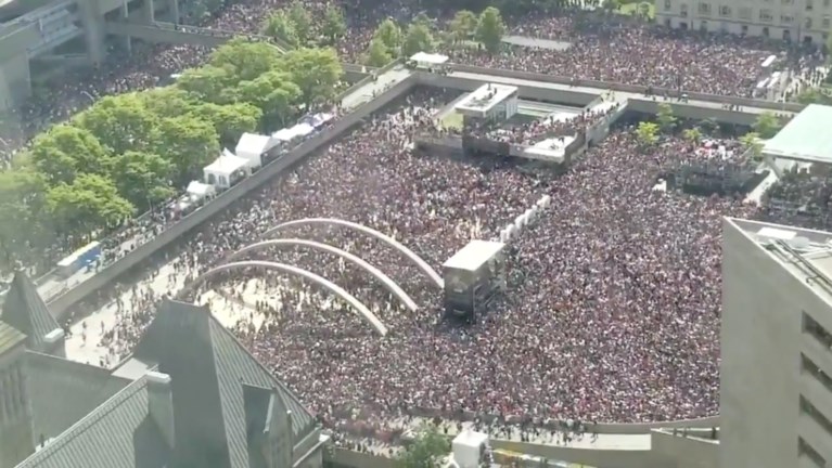Schietincident zorgt even voor paniek bij 2 miljoen fans maar parade van NBA-kampioen door Toronto gaat gewoon door