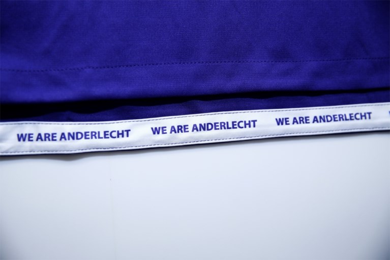 Dit zijn de nieuwe shirts van Anderlecht: Vincent Kompany draagt nummer 4, achter de schermen bij zijn eerste fotoshoot