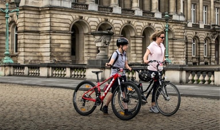 Koningin Mathilde fietst (redelijk) incognito door Brusselse straten samen met honderden andere fietsers