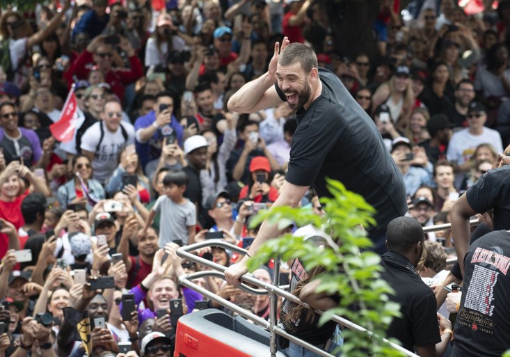 Schietincident zorgt even voor paniek bij 2 miljoen fans maar parade van NBA-kampioen door Toronto gaat gewoon door