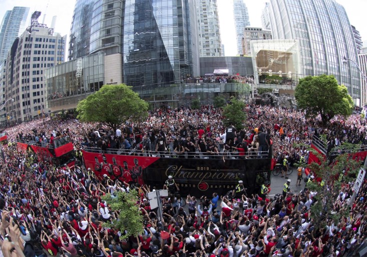 Schietincident zorgt even voor paniek bij 2 miljoen fans maar parade van NBA-kampioen door Toronto gaat gewoon door