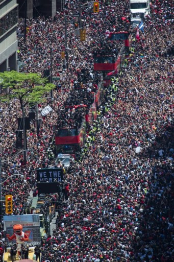 Schietincident zorgt even voor paniek bij 2 miljoen fans maar parade van NBA-kampioen door Toronto gaat gewoon door