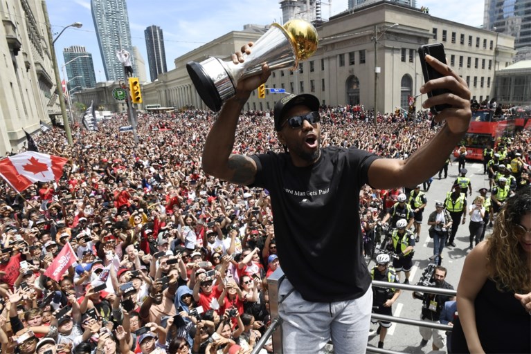 Schietincident zorgt even voor paniek bij 2 miljoen fans maar parade van NBA-kampioen door Toronto gaat gewoon door