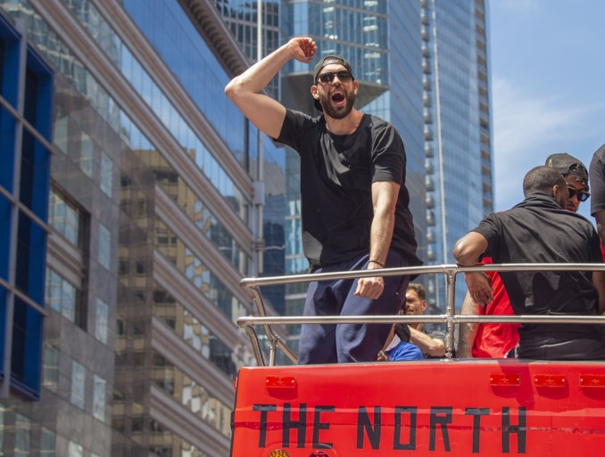 Schietincident zorgt even voor paniek bij 2 miljoen fans maar parade van NBA-kampioen door Toronto gaat gewoon door