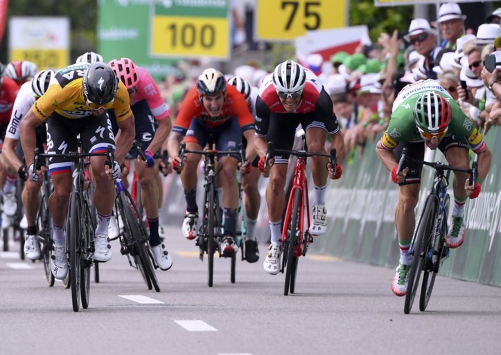 Elia Viviani haalt zijn gram en klopt in Zwitserland Michael Matthews en Peter Sagan in de sprint