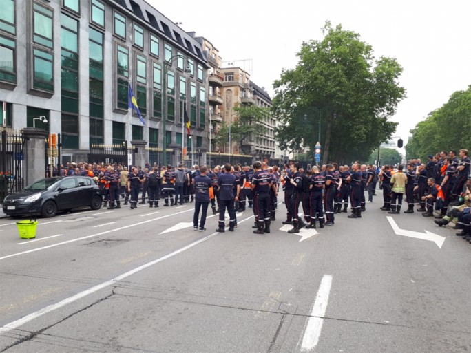 Betogende brandweermannen zorgen voor verkeershinder in centrum van Brussel en steken palletten in brand voor ministerie