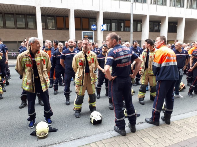 Betogende brandweermannen zorgen voor verkeershinder in centrum van Brussel en steken palletten in brand voor ministerie