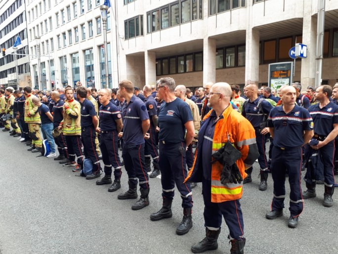 Betogende brandweermannen zorgen voor verkeershinder in centrum van Brussel en steken palletten in brand voor ministerie