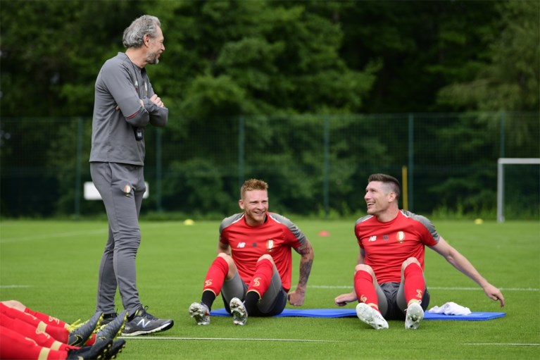 Michel Preud’homme verwelkomt 22 spelers op eerste training van Standard, met Mbaye Leye naast zich als nieuwe assistent