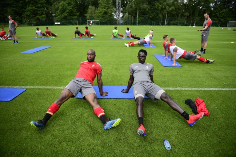 Michel Preud’homme verwelkomt 22 spelers op eerste training van Standard, met Mbaye Leye naast zich als nieuwe assistent