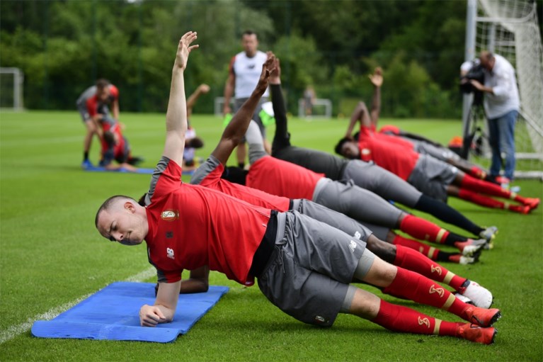 Michel Preud’homme verwelkomt 22 spelers op eerste training van Standard, met Mbaye Leye naast zich als nieuwe assistent