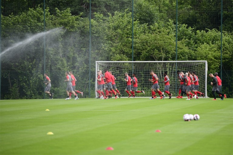 Michel Preud’homme verwelkomt 22 spelers op eerste training van Standard, met Mbaye Leye naast zich als nieuwe assistent