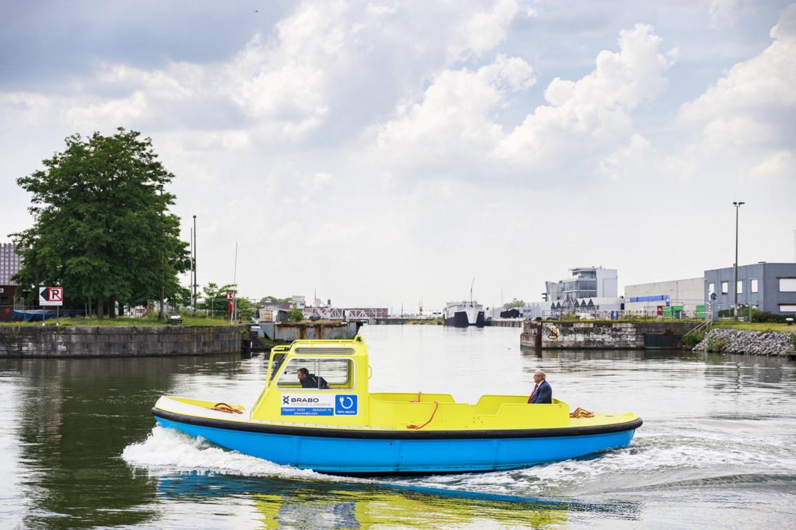 Shinkan Krijgsgevangene Gedwongen Elektrische wereldprimeur: bootmannen Brabo krijgen 'Tesla op het water' ( Antwerpen) | Het Nieuwsblad Mobile