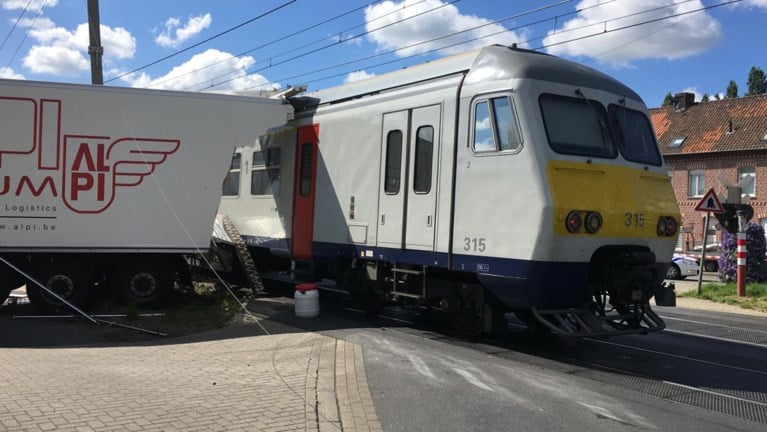 Aanrijding tussen trein en vrachtwagen in Deerlijk: drie lichtgewonden