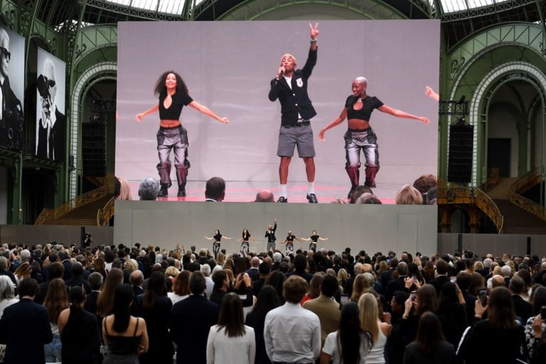 Pakkend eerbetoon aan Karl Lagerfeld in Parijs: “Karl forever”
