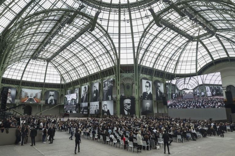 Pakkend eerbetoon aan Karl Lagerfeld in Parijs: “Karl forever”
