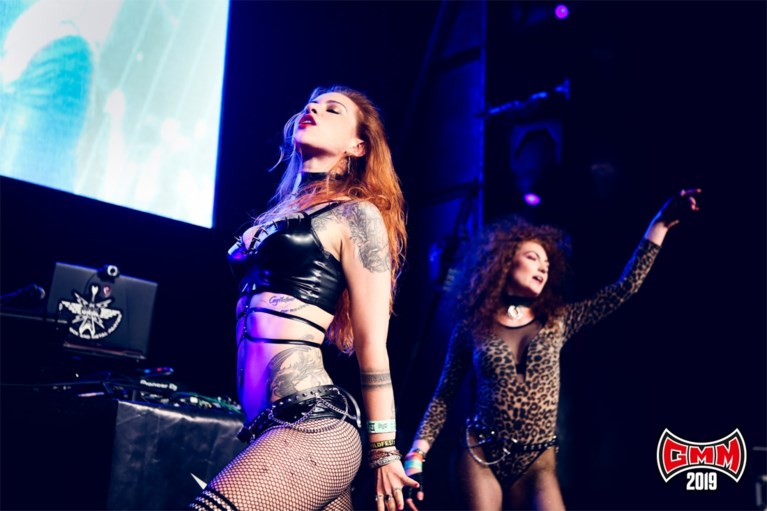 Dansende vrouwen in leer, kooien en karaoke: dit is waar het ’s nachts gebeurt op Graspop